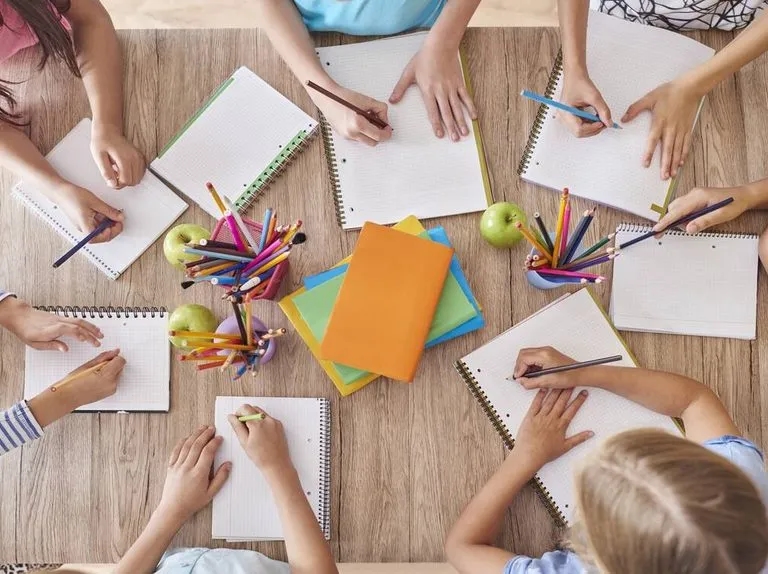 Jakie zeszyty do 4 klasy wybrać, by ułatwić naukę dziecka?