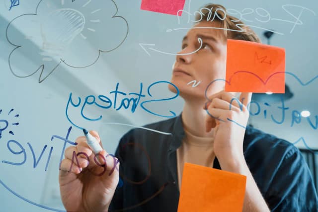 Skuteczne metody jak się uczyć na studiach, które naprawdę działają Skuteczne metody jak się uczyć na studiach, które naprawdę działają